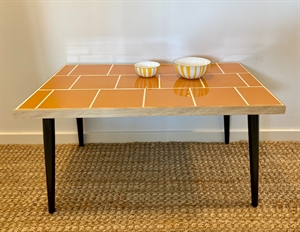 Nænsom Nostalgi - Flisebord - Dagny Ocre - Højde 45 cm