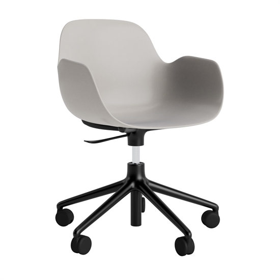 Normann Copenhagen - Form Armstol Swivel 5W med hjul - Sort/Varm grå