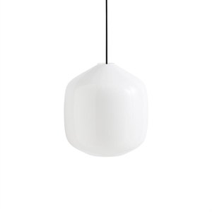 Hvid, rund glaspendel med sort ledning, enkel og moderne design.