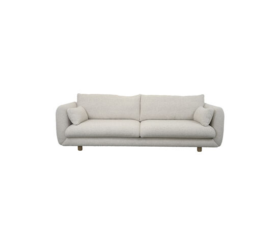 Minimalist 3-personers sofa i lys stof med træben og armstøtter.