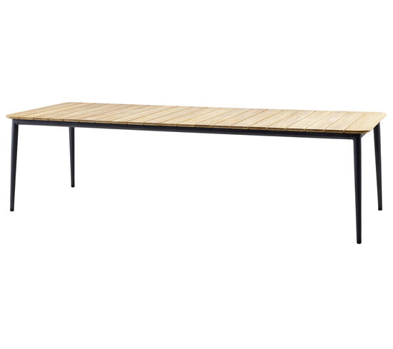 Langt, rektangulært spisebord i minimalistisk stil med teak lameller og slanke, mørke ben.