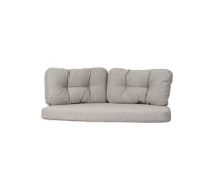 Lysebrun sofa hyndesæt med to rygpuder og en sædepude, alle med tuftet design og tykt udseende.