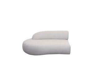 Moderne sofa med højre ryglæn, glatte linjer og lys polstring, minimalistisk design.