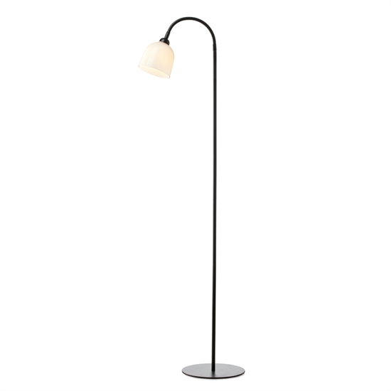 Slank gulvlampe med buet arm, rund lampeskærm og cirkulær base. Minimalistisk design.