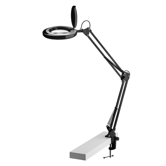 Sort skrivebordslampe med justerbar arm og cirkulært LED-lys, klippet til kanten af et bord.