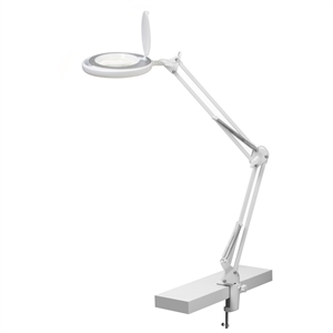 Hvid skrivebordslampe med justerbar arm, klemmebase og rund lampehoved med linse.