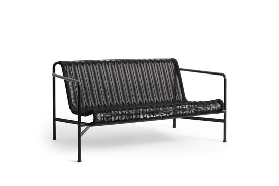 Mørk, minimalistisk sofa med struktureret ramme og lige armlæn. Moderne design.