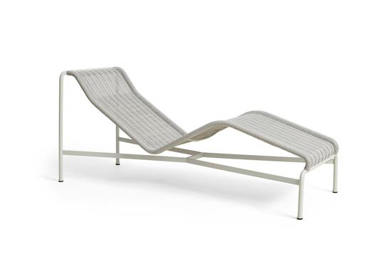 Minimalist grå chaise longue med slank ramme og tekstureret sæde til forskellige siddepositioner.