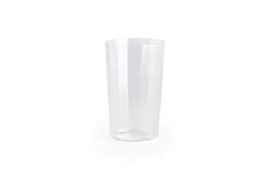 Klar glas med facetteret design, slank og elegant form, velegnet til moderne indretning.