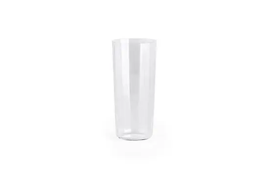 Højt, klart glas med facetteret design, slank og elegant form.