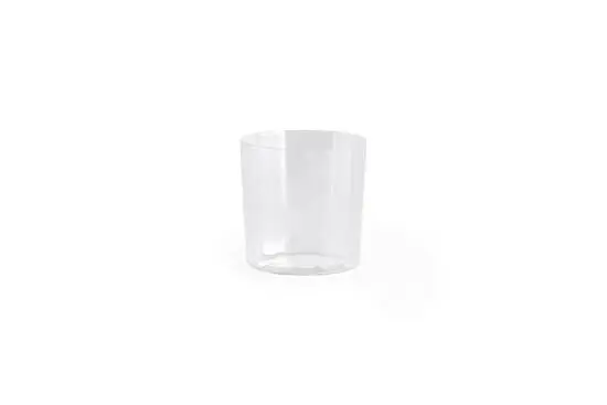 Klar, cylinderformet glas med enkle linjer og glat overflade. Minimalistisk og stilrent design.