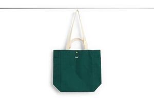 Mørkegrøn tote bag med cremefarvede stropper. Enkel og stilren med et lille "HAY" logo foran.