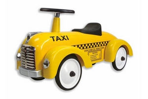 Gul gåbil i retro stil, "TAXI" og ternet mønster, med rat og klassisk taxa-look.