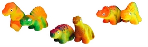 Flere farverige dinosaurfigurer i orange, grøn og gul med unikke karakteristika.