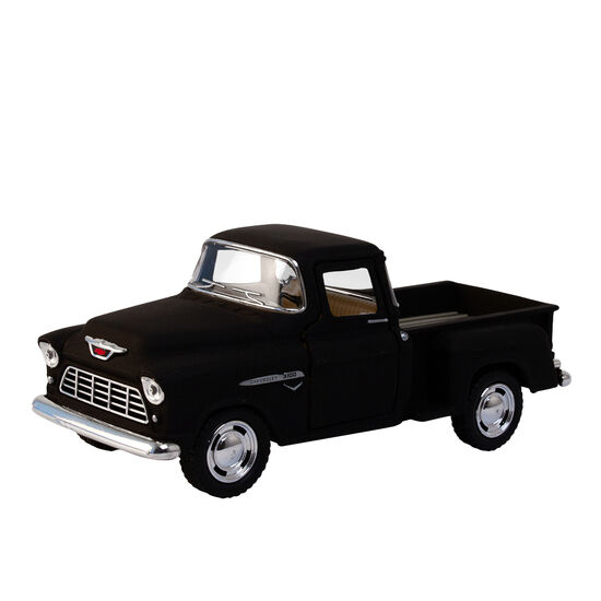 Model af 1955 Chevy Stepside Pick-up i mat sort med kromdetaljer og åbnebare døre.