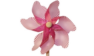 Vindmølle med pink stribede blade i pinwheel-design, monteret på en pind.