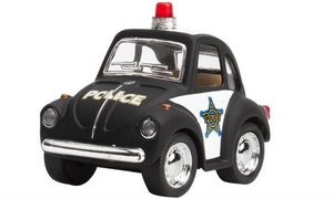 Legetøjsbil som VW Beetle, sort/hvid politidesign, med badge, "POLICE" tekst og rød sirene på taget.