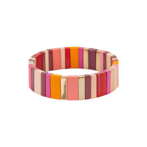 Armbånd med rektangulære stykker i farverne pink, orange, rød og beige, uden synlig lukning.