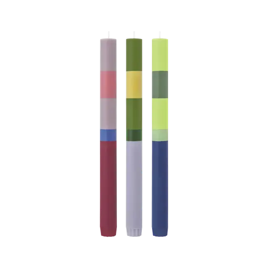 Tre flerfarvede stearinlys med blokke i rød, grøn, gul, lilla og blå nuancer.